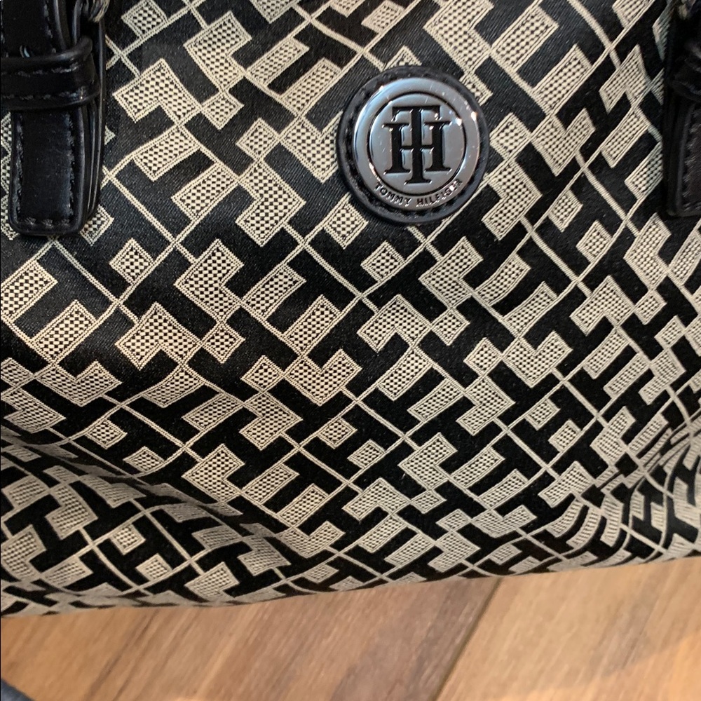 Tommy Hilfiger signature canvas bag w faux leather arm straps & 2 pockets 8” sq - Picture 3 of 8